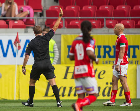 Kristoffer Karlsson, huvuddomare, ger Henrik Rydström,