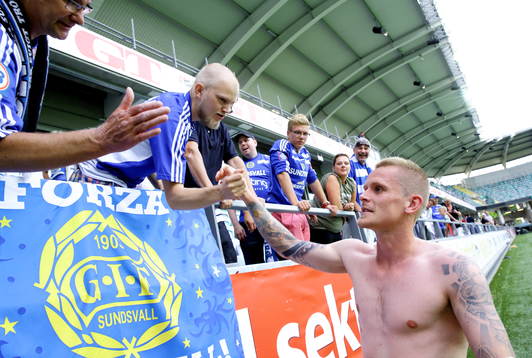 Två mål av Sundsvalls Ari Freyr Skulason, här tackande