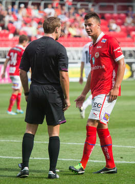 Kristoffer Karlsson, huvuddomare, tjafsar med Melker