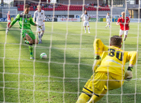 Etrit Berisha, Kalmar FF, gör 2-2 på straff