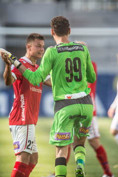 Melker Hallberg, Kalmar FF, gratulerar Etrit Berisha,