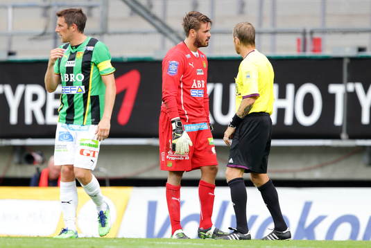 GAIS' målvakt Tommi Vaiho regerar på domslut at domare