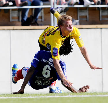 Elfsborgs Simon Hedlund och Åtvidabergs Mohamed Abubakari