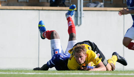 Elfsborgs Simon Hedlund och Åtvidabergs Mohamed Abubakari