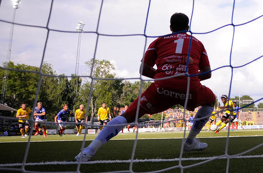 Åtvidabergs målvakt Henrik Gustavsson räddar straffen
