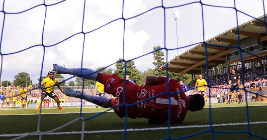 Åtvidabergs målvakt Henrik Gustavsson räddar straffen