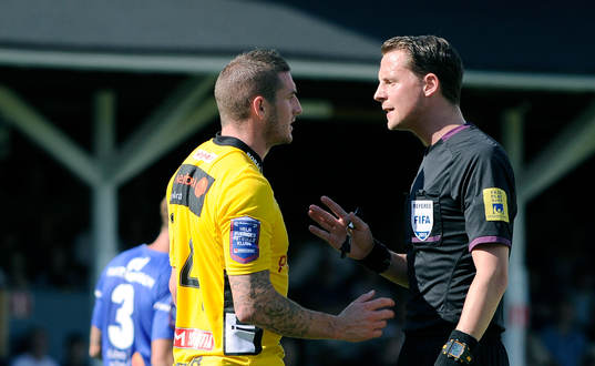 Elfsborgs James Keene pratar med domaren