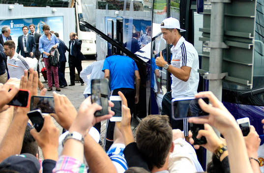 Real Madrids Ronaldo gör tummen upp till fansen när