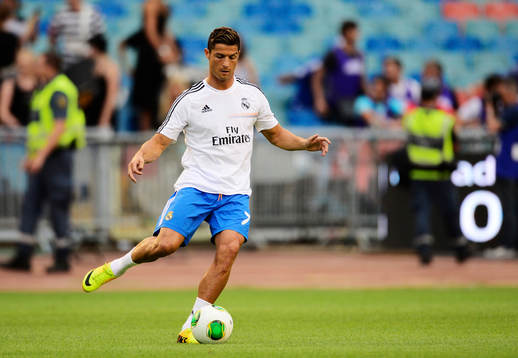 Real Madrids Cristiano Ronaldo värmer upp innan matchen