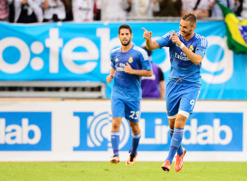 Real Madrids Karim Benzema jublar