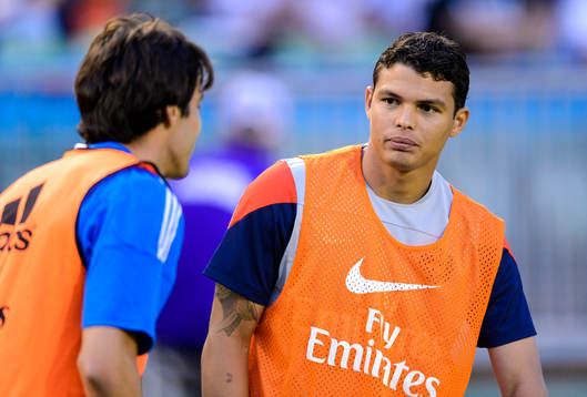 Paris Saint-Germans Thiago Silva värmer upp