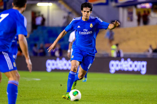 Real Madrids Kaka laddar för skott