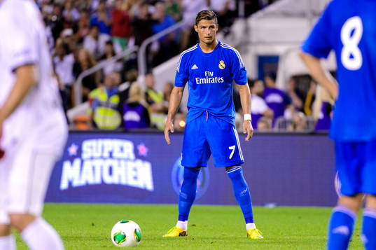 Real Madrids Cristiano Ronaldo gör sig redo att slå en