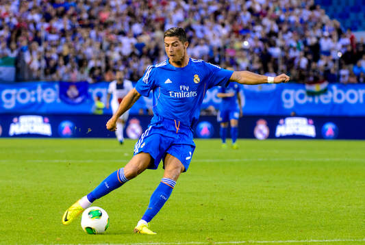 Real Madrids Cristiano Ronaldo skjuter mot mål
