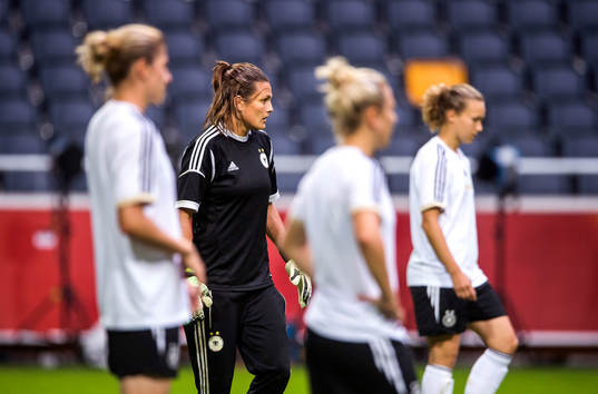 Tysklands målvakt Nadine Angerer gör sin sista träning
