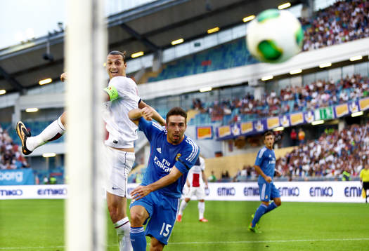 Nära mål av Paris Saint-Germans Zlatan Ibrahimovic över