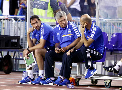 Real Madrids tränare Carlo Ancelotti pratar med Zinedine