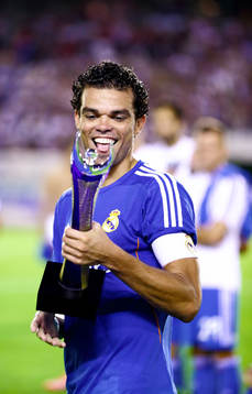 Real Madrids Pepe har fått  troffén av Lotta Schelin