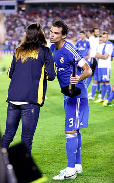 Real Madrids Pepe får troffén av Lotta Schelin
