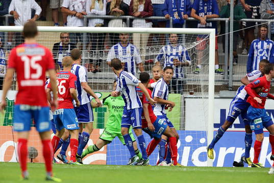 Rörig målsituation strax före 2-1 i matchen mellan IFK