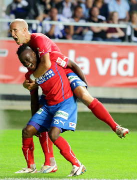 Mattias Lindström kramar David Accam