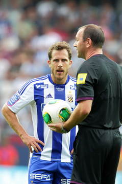 IFK Göteborgs Tobias Hysén reagerar på domslut av domare