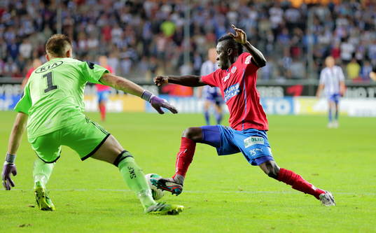 Målchans för Helsingborgs David Accam  men stoppas av IFK
