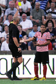 Malmös Ricardo Ferreira Da Silva får gult kort av MArtin