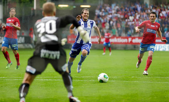 IFK Göteborgs Tobias Hysén mot mål i matchen mellan IFK