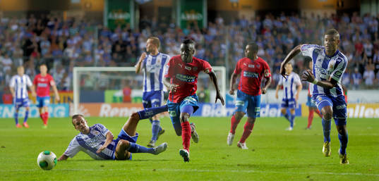 Helsingborgs David Accam  mot mål i matchen mellan IFK