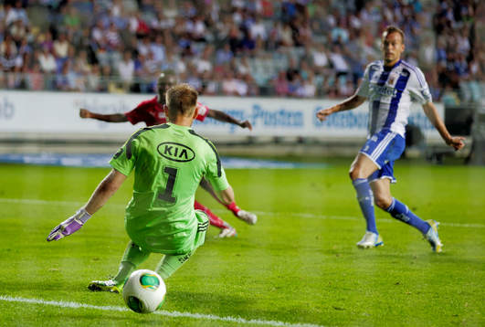 Mål 2-4 av Helsingborgs David Accam mellan benen på IFK
