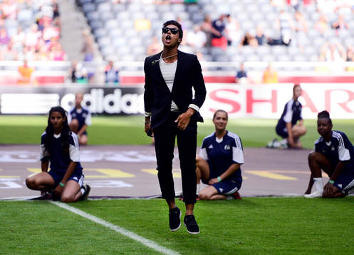 Eric Saade sjunger innan matchen mellan Tyskland och Norge