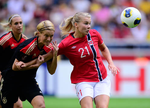 Tysklands Saskia Bartusiak och Norges Ada Hegerberg i