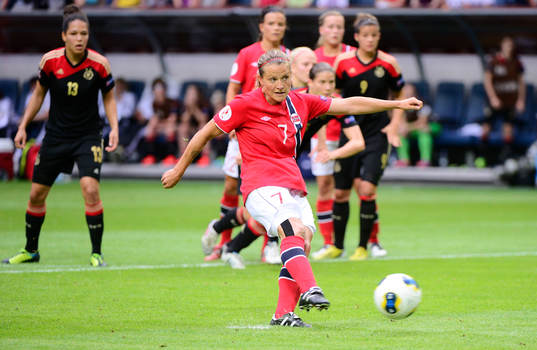 Norges Trine Rönning lägger straff i matchen mellan