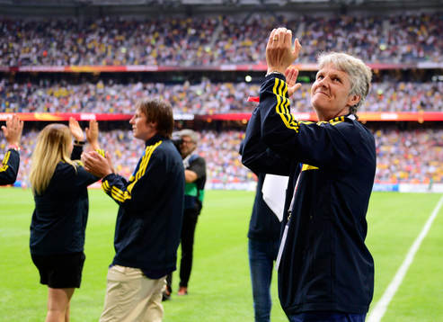 Sveriges förbundskapten Pia Sundhage tackar publiken i