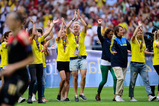 Sveriges lag hyllas inne på Friends arena i mitten