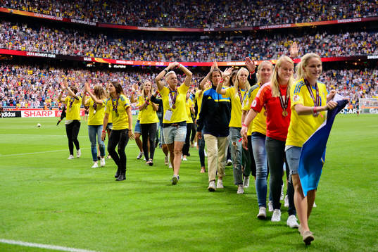 Sveriges lag hyllas inne på Friends Arena i matchen mellan