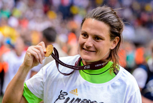 Tysklands målvakt Nadine Angerer poserar med guldmedaljen