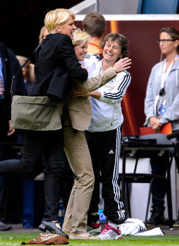 Tysklands förbundskapten Silvia Neid kramas om