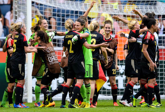 Tysklands målvakt Nadine Angerer jublar
