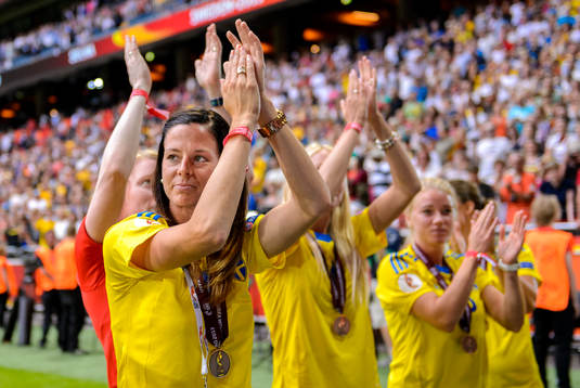 Sveriges Lotta Schelin och resten av landslaget hyllas på