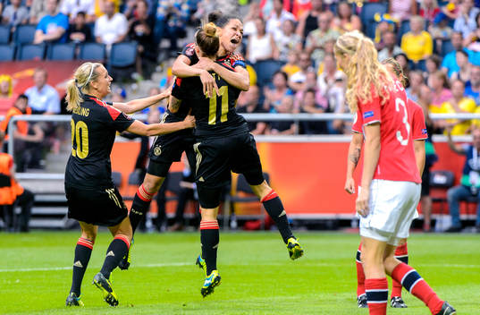 Tysklands Lena Goessling, Célia Okoyino da Mbabi och Anja