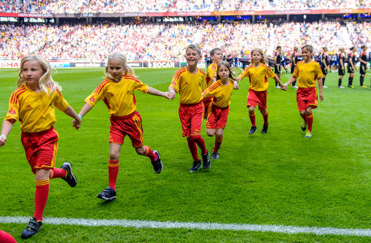 Knattarna springer av planen innan matchen mellan Tyskland