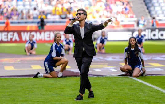 Eric Saade sjunger EM-låten innan matchen mellan Tyskland