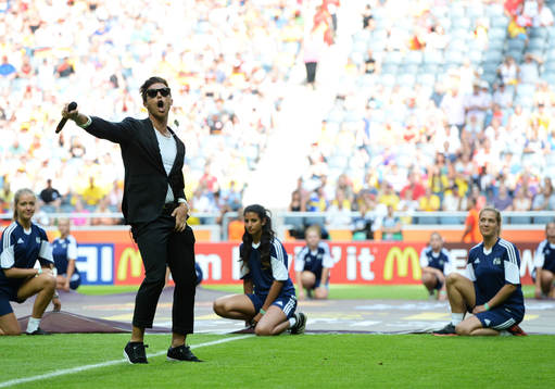 eric Saade innan matchen mellan Tyskland och Norge