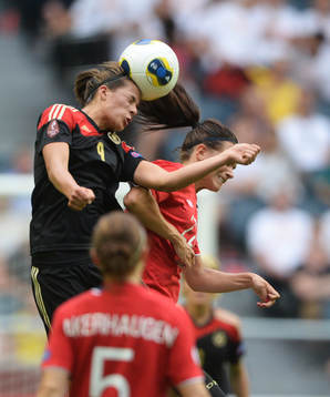 Tysklands Lena Lotzen och Norges Cathrine Dekkerhus i en
