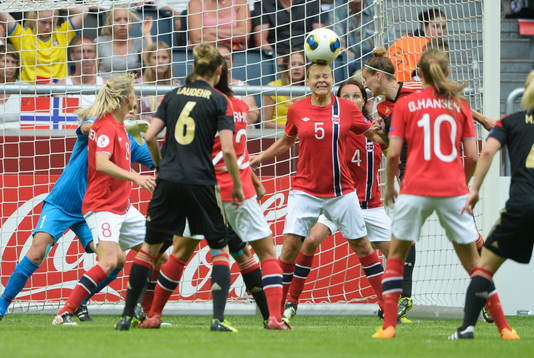 Norges Toril Akerhaugen  nickar undan i matchen mellan