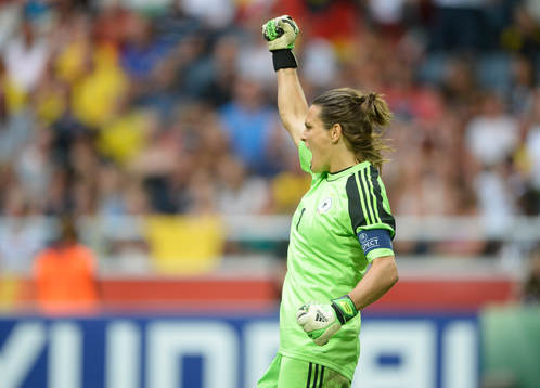 Tysklands målvakt Nadine Angerer jublar i matchen mellan