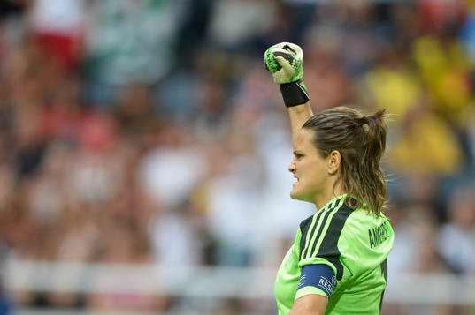Tysklands målvakt Nadine Angerer jublar i matchen mellan