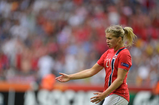 Norges Ada Hegerberg jublar men målet döms bort i matchen